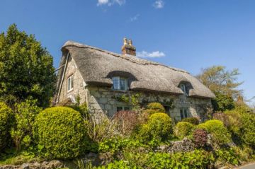 8 (more) Beautiful Thatched Cottages in England